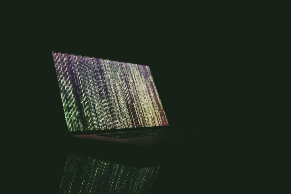 اللغة الخفية للكمبيوتر: كيف تعمل تحويلات النص إلى ASCII الثنائية على تشغيل كل تفاعل رقمي 1 شاشة كمبيوتر عليها مجموعة من التعليمات البرمجية