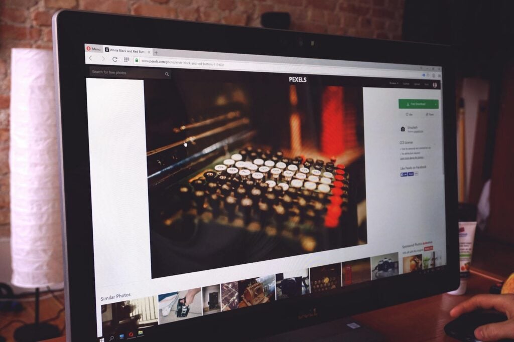 Computer monitor displaying web images — choosing the right format for the web